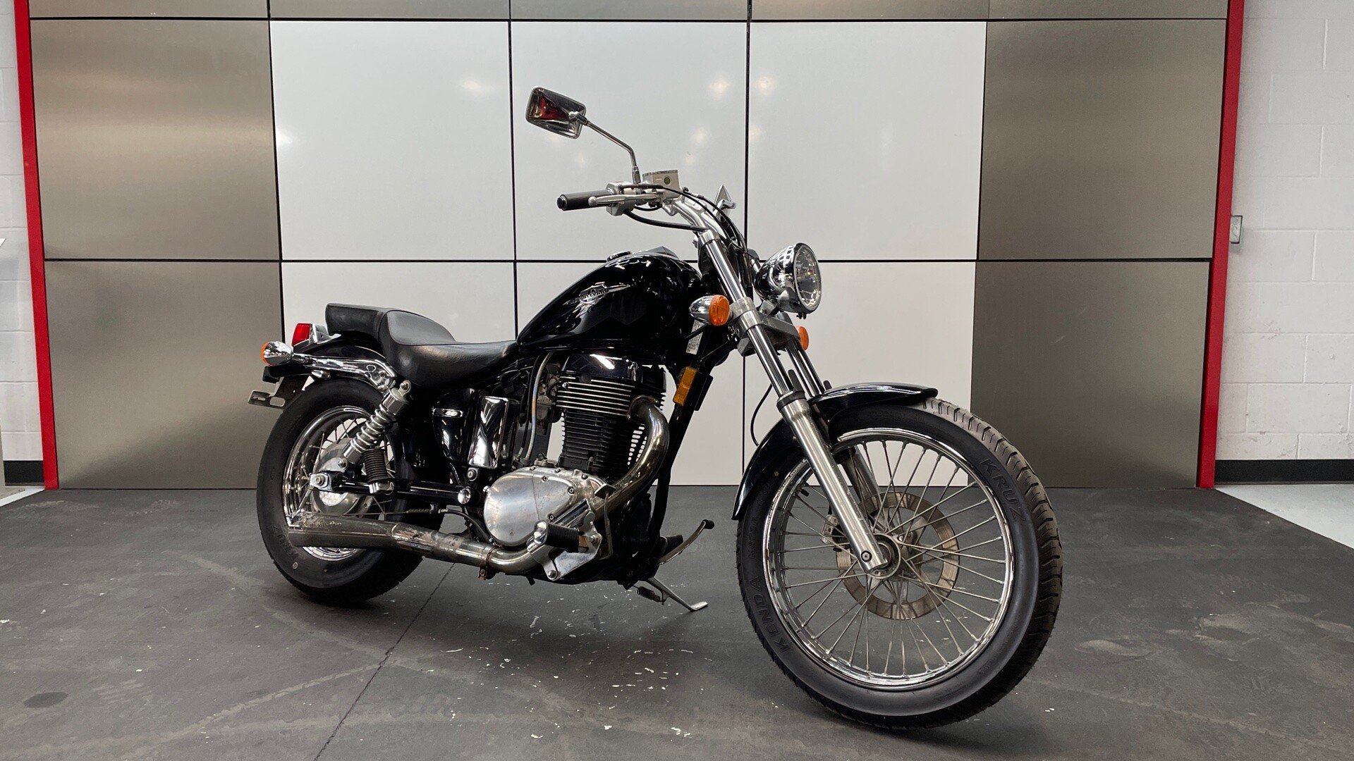 2005 Suzuki Boulevard 650 S40