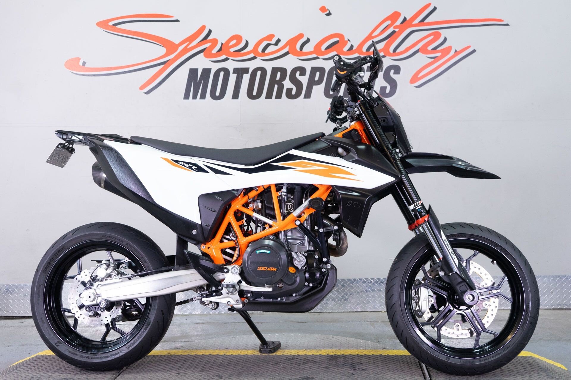 バイク KTM 690SMC KTM 690 SMC R by Isaac Chavira - Asphalt & Rubber