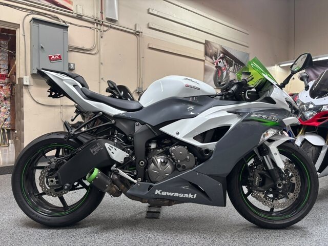 2021-Kawasaki-Ninja_ZX_6R-