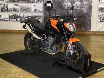 2022 KTM 890