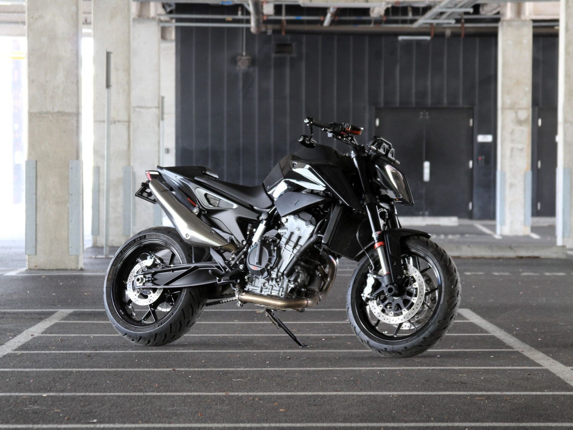2022 KTM 890