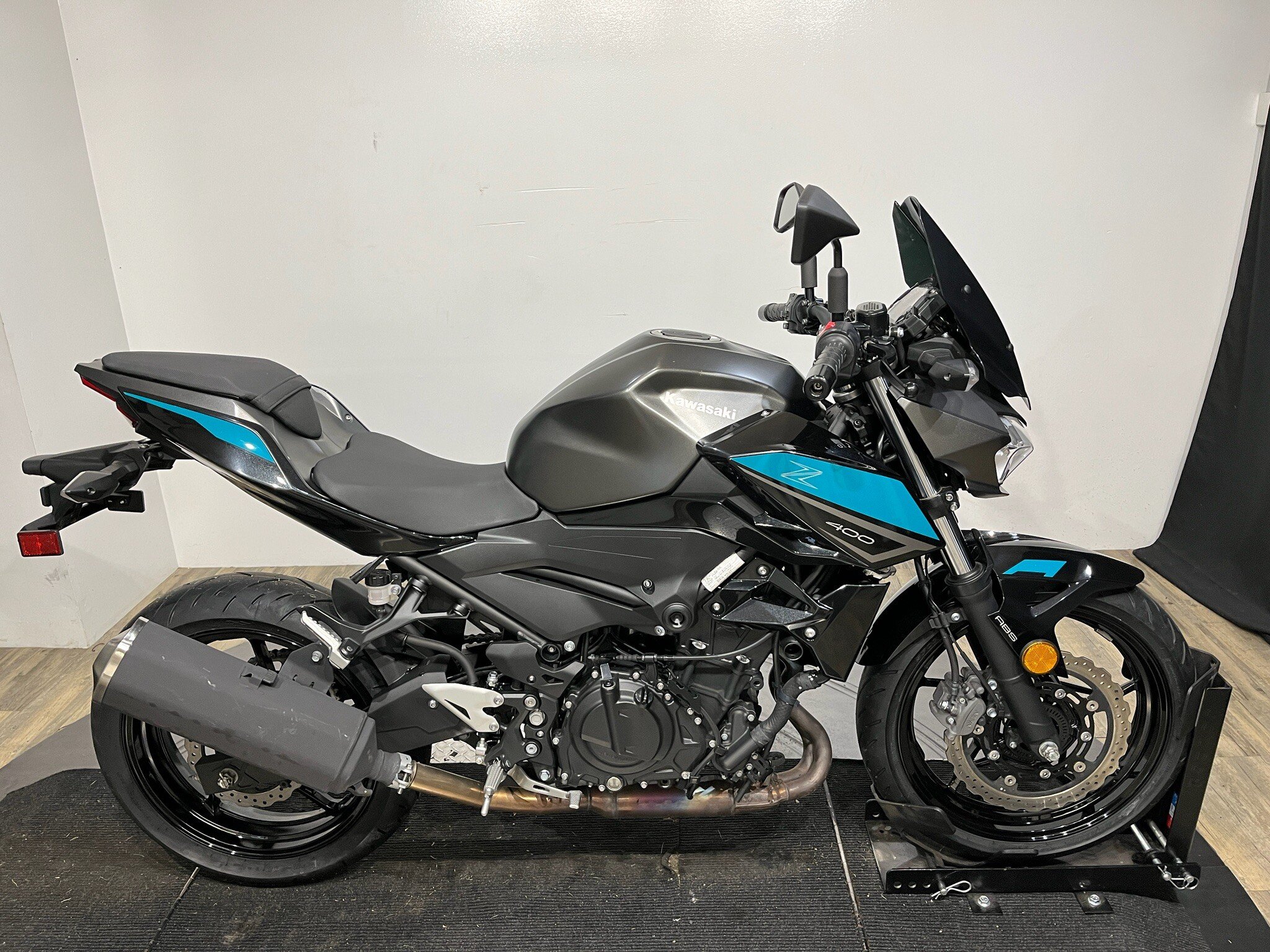 2023-Kawasaki-Z400-motorcycle-