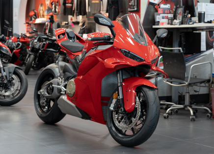 Photo 1 for New 2025 Ducati Panigale V4