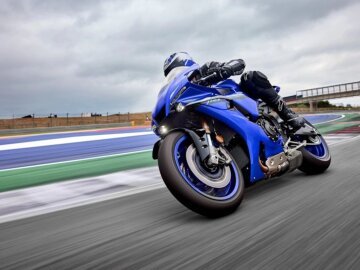 New 2025 Yamaha YZF-R1