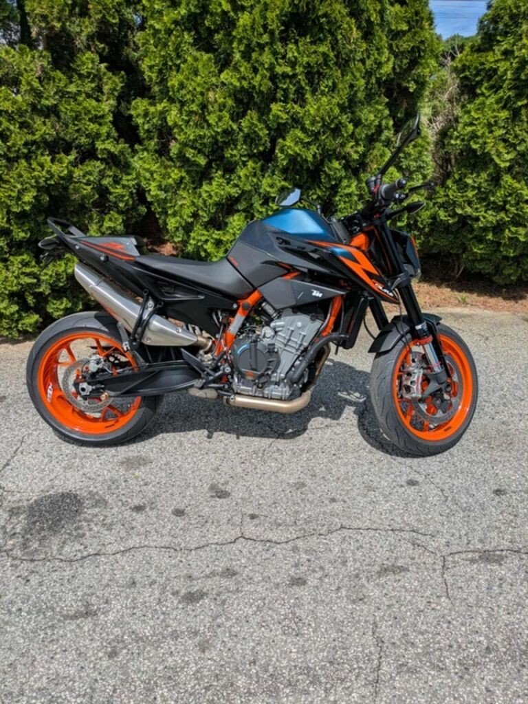 2022 KTM 890