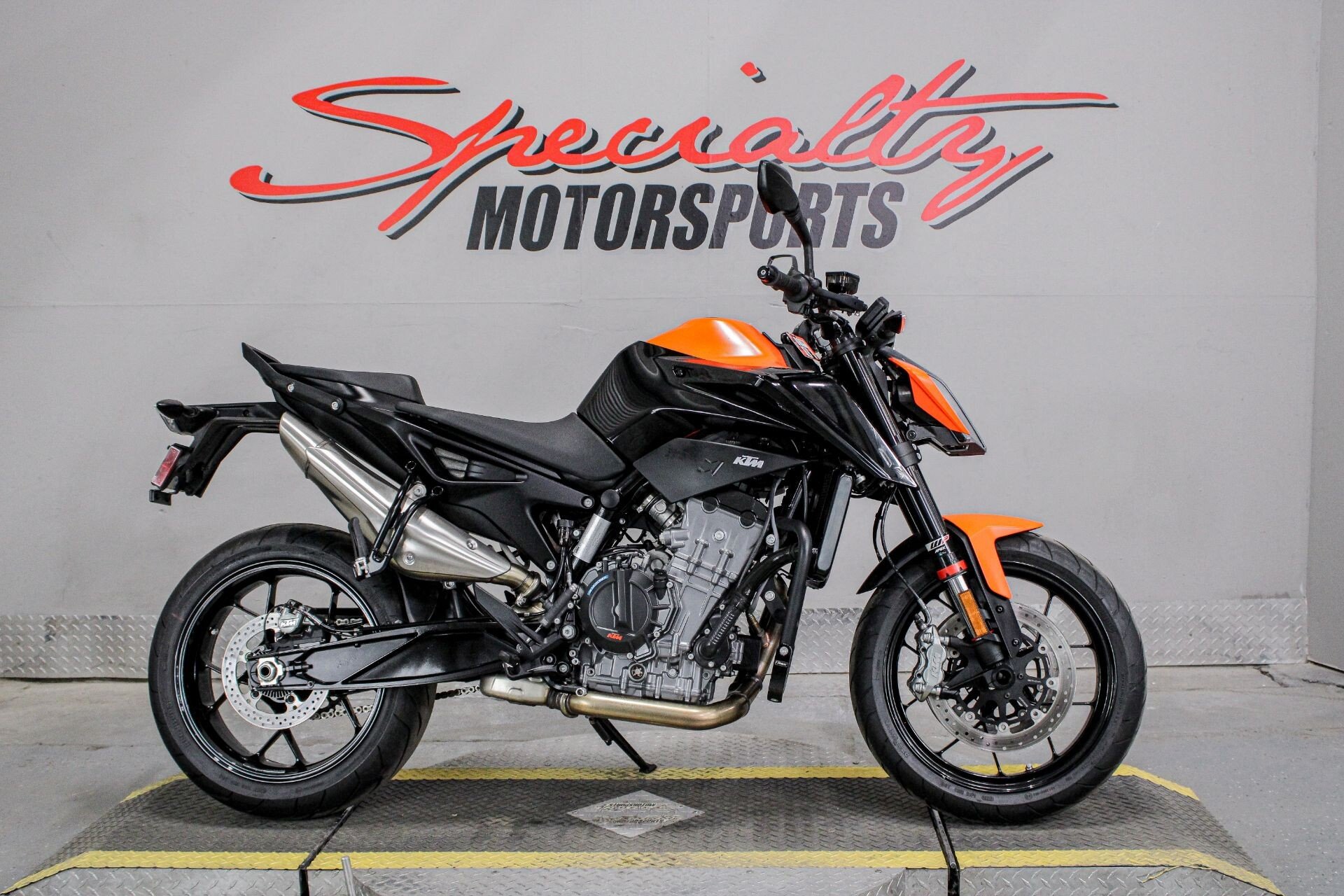 2021 KTM 890