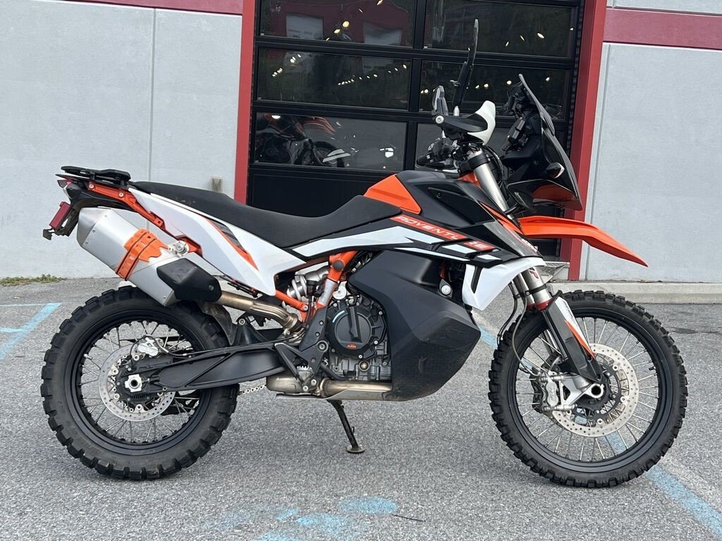 2022 KTM 890